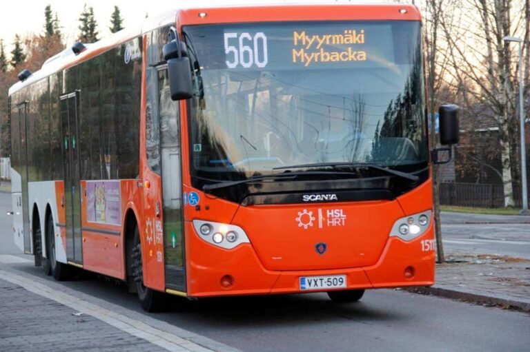 Aikataulujen arvoitus: Miksi HSL:n linja 560 kulkee omia aikojaan?