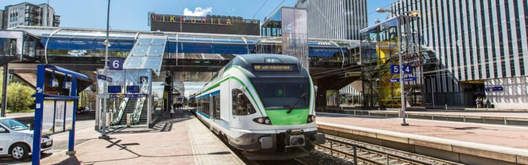 Junat jumissa Helsingissä – Tikkurilan onnettomuus sekoitti koko pääkaupunkiseudun liikenteen